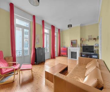 Rare Pearl Very Quiet And Bright In Toulouse