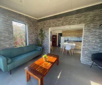 Dépendance Au Sein D’une Villa Avec Piscine