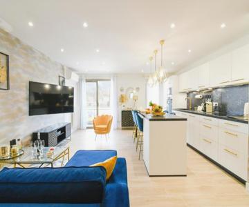 Elena Yourhosthelper