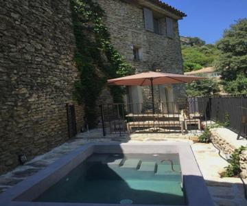 La Calade, Maison De Village