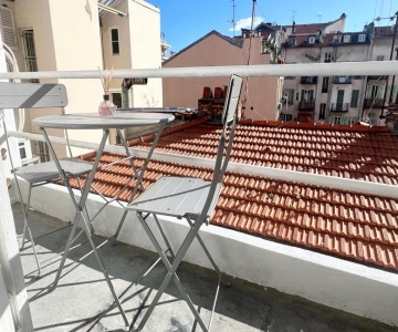 Studio Moderne Rénové Avec Balcon