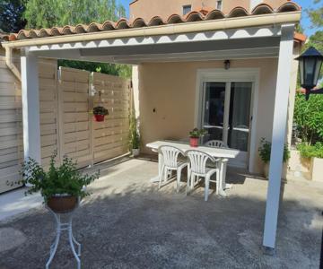 Maisonnette Avec Pergola