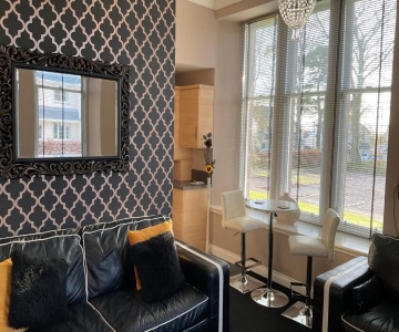Junique Modern Ground Floor Apartment - 2 Bedrooms