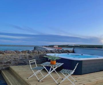 Lighthouse Cottage With Hottub