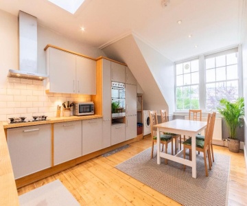 New Town Apartment With Castle View