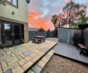 Stylish, Central Studio With Kitchen & Large Deck