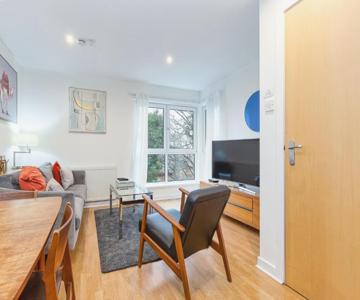 Modern 2 Bed Broompark/central Apt. With Parking