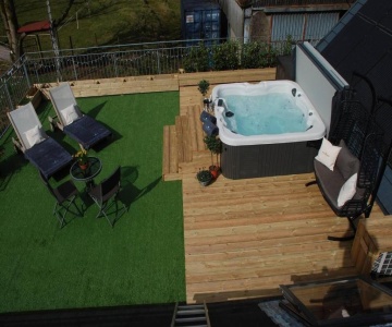 Luxury Duplex - Sleeps 2 - Hot Tub - Parking