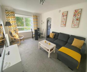 Paisley Central Apartment #4