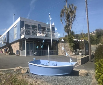 Barracuda, Beachside Apartment