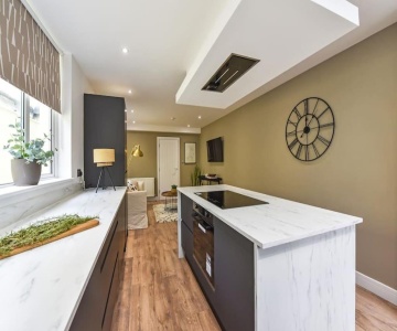 Modern Two Bed With En-suites And Private Parking