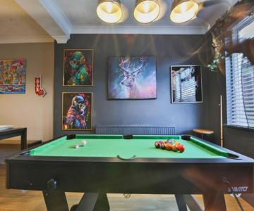 Spacious 3 Bed Home With Pool Table