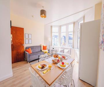 Spacious Modern & High Ceiling One Bedroom Apartment