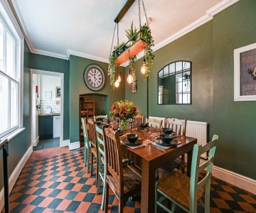 Beautiful Townhouse, Great Location - Pet Friendly