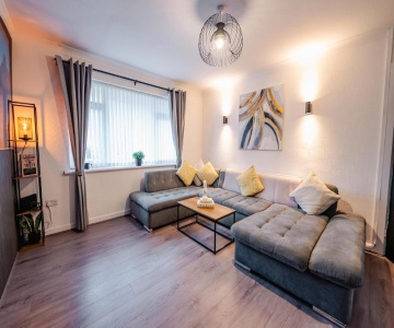 7 Beds - Spacious Apartment - Free Parking