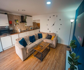 Private And Spacious 2 Bedroom House - Free Parking!
