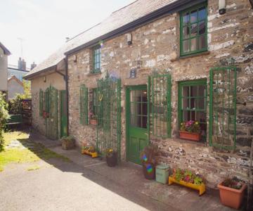 Yr Hen Efail - Old Smithy