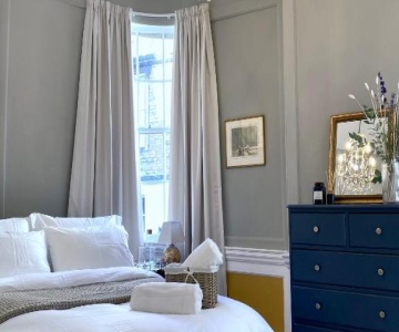 Elegant Georgian Apartment In Bath's Iconic Centre