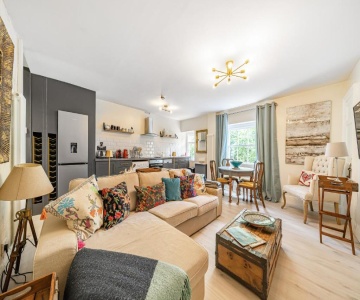 Charming Two Bedroom Maisonette