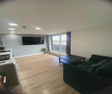 Modern 1-bed Flat With Balcony