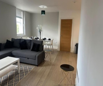 Spacious, Bright 2 Bed Flat With 1 S/king Bed.