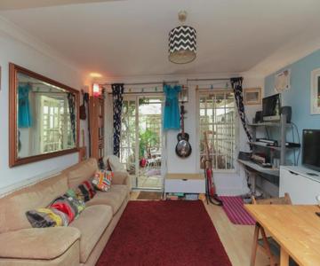 Garden Flat, 2 Mins Walk From Beach