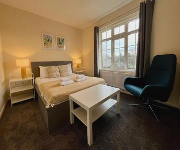 Central, Newly Refurb 2 Bed Flat With Free Parking
