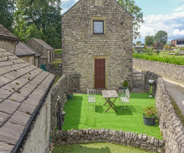 3 Primitive Mews