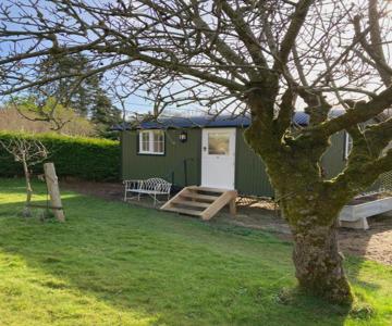 Green Valley, Cotswold Stay With Hamper
