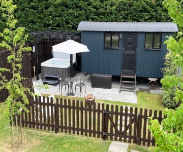 Shepherds Hut With Hot Tub