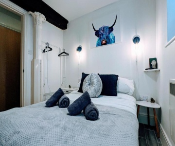 Cosy Riverside Apartment - Free Parking