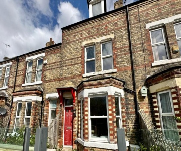 Riverside House - With Parking