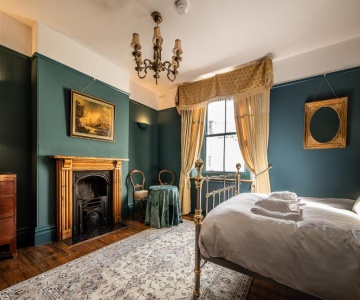 Blue Bliss - Sumptuous, Period Apartment
