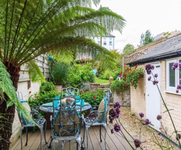 Seafront Apartment Private Garden & Free Parking