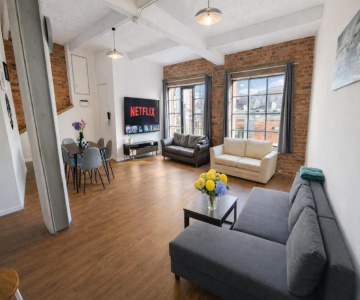 Spacious Central Apt - Steps To Nightlife & Action