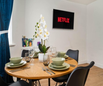 Beautiful 3br Flat Near Lfc Stadium - Sleeps 8