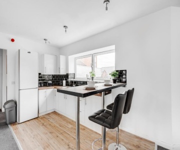 Large Central Apartment - Free Nearby Parking