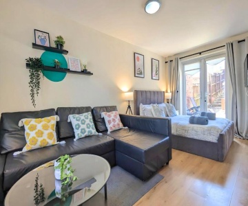 Stylish 4-bed, 3-bath Townhouse With Free Parking