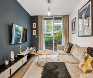Chelsea Chic: An Upscale And Modern Flat