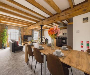 Wild Roses Serviced Apartments - Excel Warehouse 2