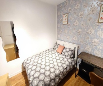 Central London Spacious Flat With 2 To 3 Bedrooms