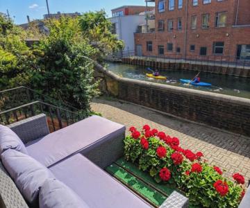 Canal View House - 2BR with Garden & Parking