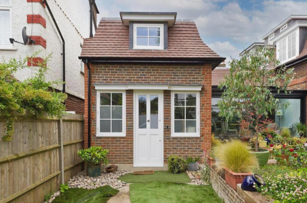 Wimbledon - Apartment - Sleeps 2 -Private Entrance
