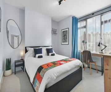 Modern Double Bedroom In City Apartment Room 1