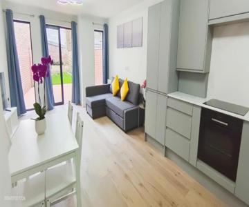 Spacious 2b2b Apartment With Garden