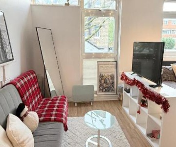 Colourful & Comfy Studio Flat