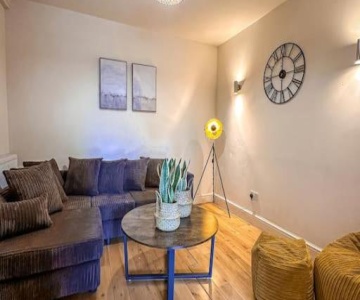 Bright & Spacious Split Level Flat In Kennington