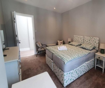 Place To Stay In Thames Ditton