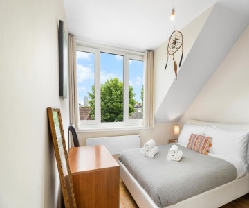 Amazing Top Floor Flat With Nice View