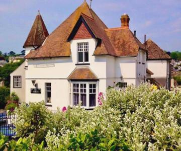 Flat 4 The Gables Lyme Regis with free parking